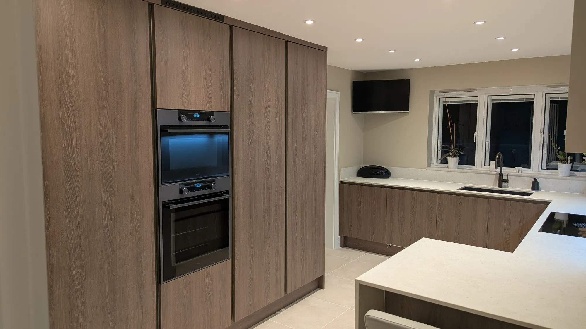 Modern handleless Kitchen in brown and cashmere